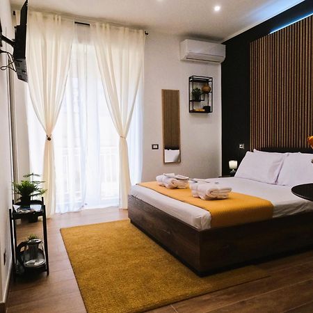 Blackwoody Contemporary Rooms - Napoli Centro Storico Екстер'єр фото