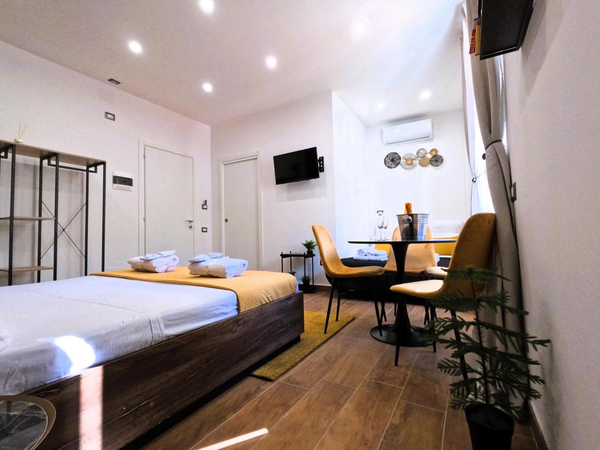 Blackwoody Contemporary Rooms - Napoli Centro Storico Екстер'єр фото