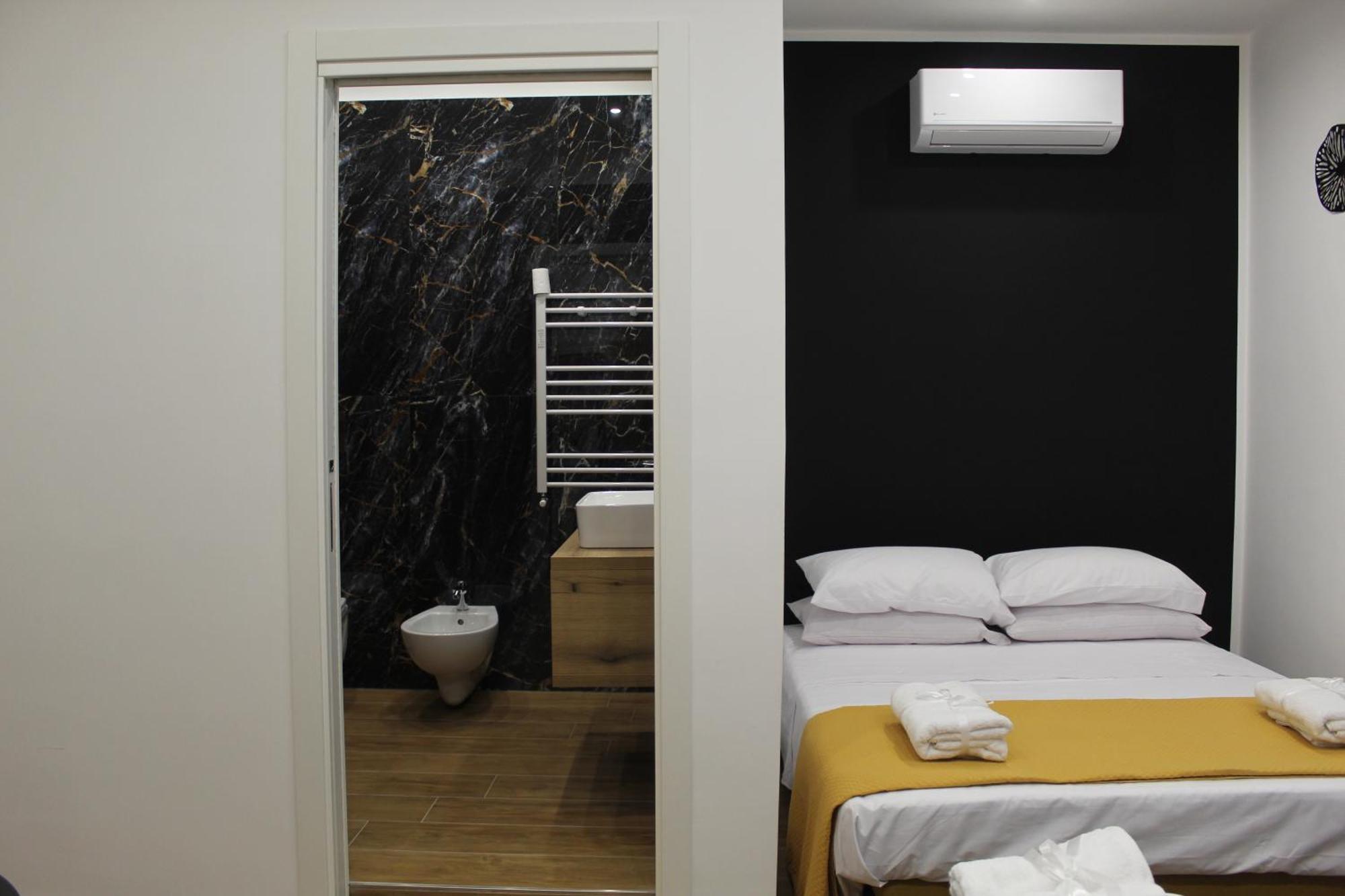 Blackwoody Contemporary Rooms - Napoli Centro Storico Екстер'єр фото