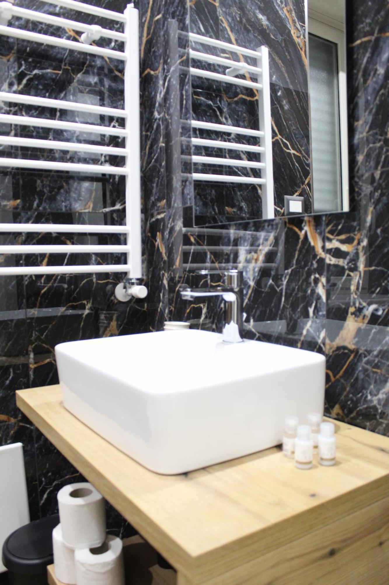Blackwoody Contemporary Rooms - Napoli Centro Storico Екстер'єр фото