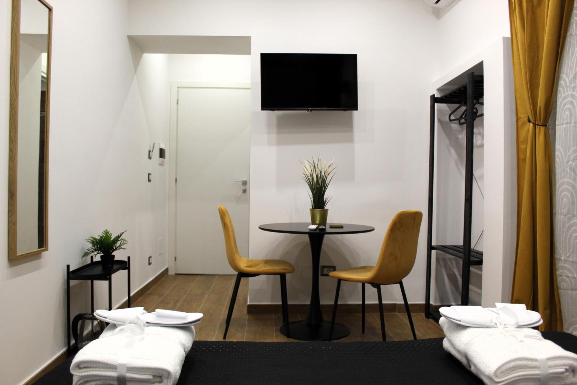 Blackwoody Contemporary Rooms - Napoli Centro Storico Екстер'єр фото