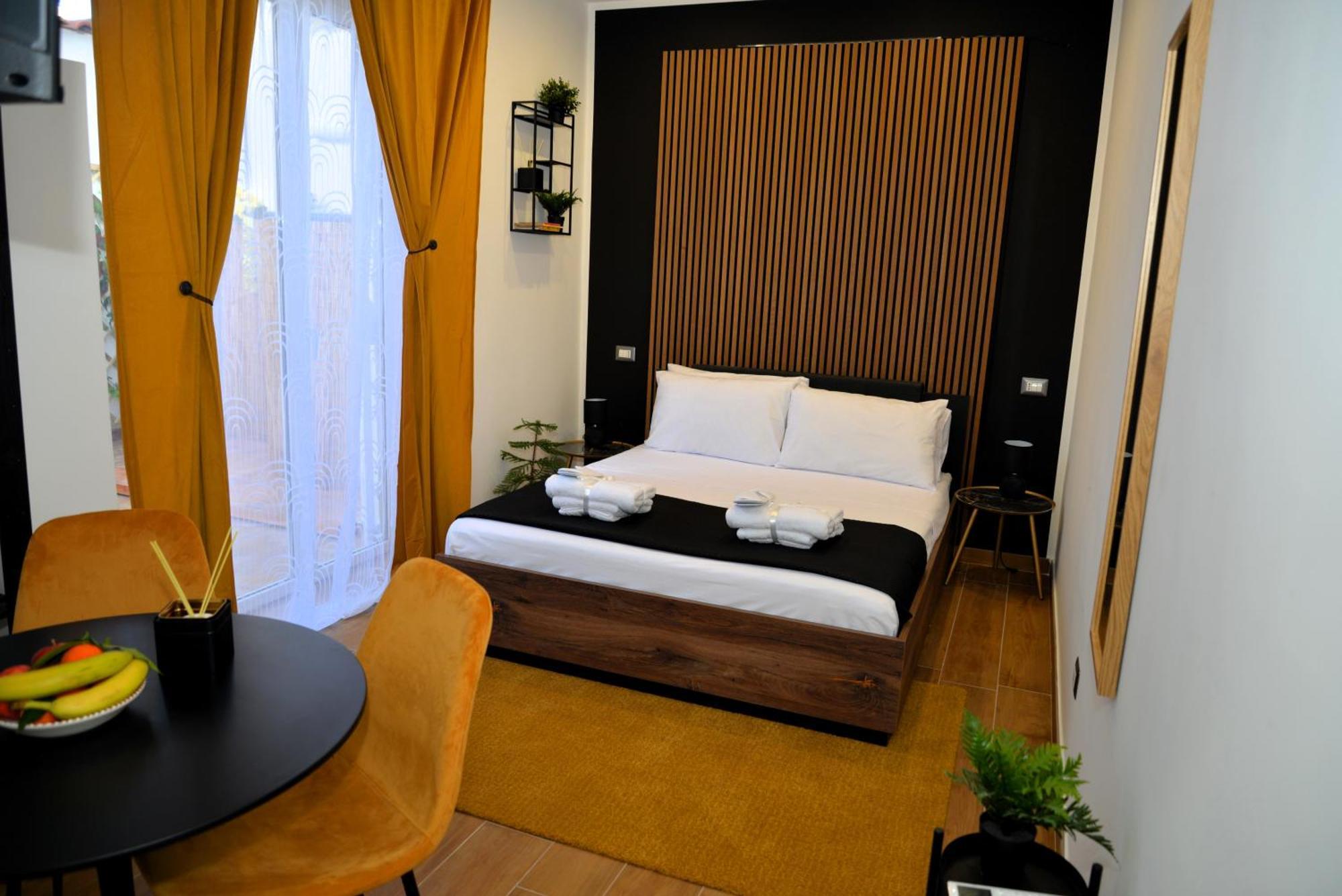 Blackwoody Contemporary Rooms - Napoli Centro Storico Екстер'єр фото