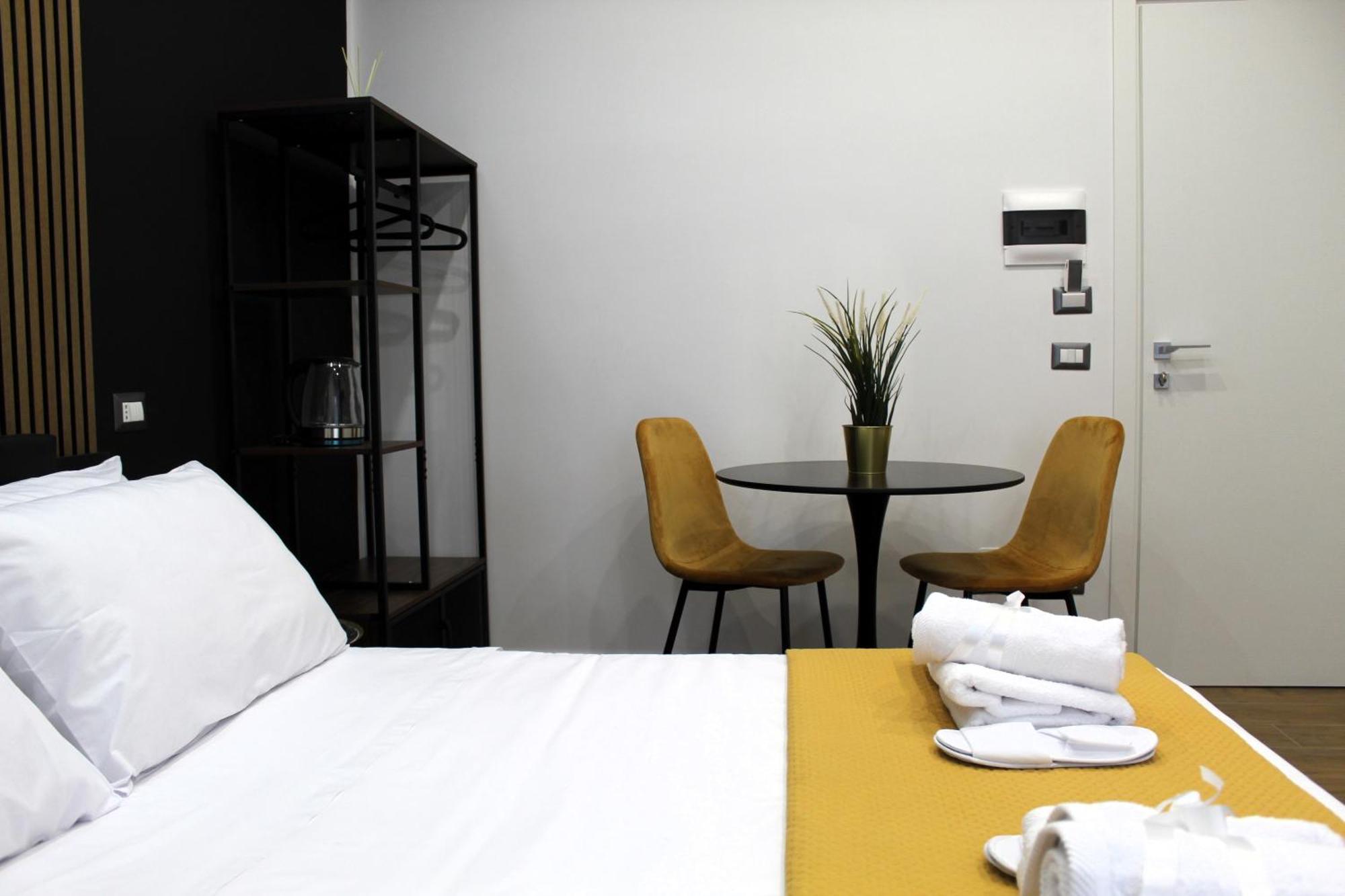 Blackwoody Contemporary Rooms - Napoli Centro Storico Екстер'єр фото